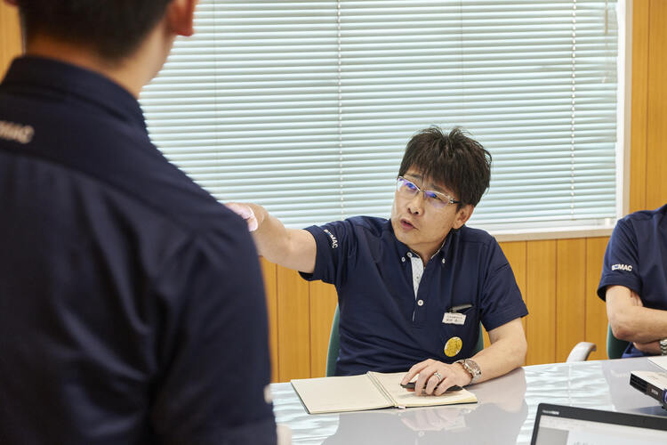 二年次報告会では、社長(写真中央男性)も参加して、全員でノウハウ・経験の共有をします