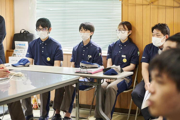 二年次報告会にて、先輩の発表を聞く4人<br />
※二年次報告会とは、入社二年目の社員がこれまでの学びを発表する場です